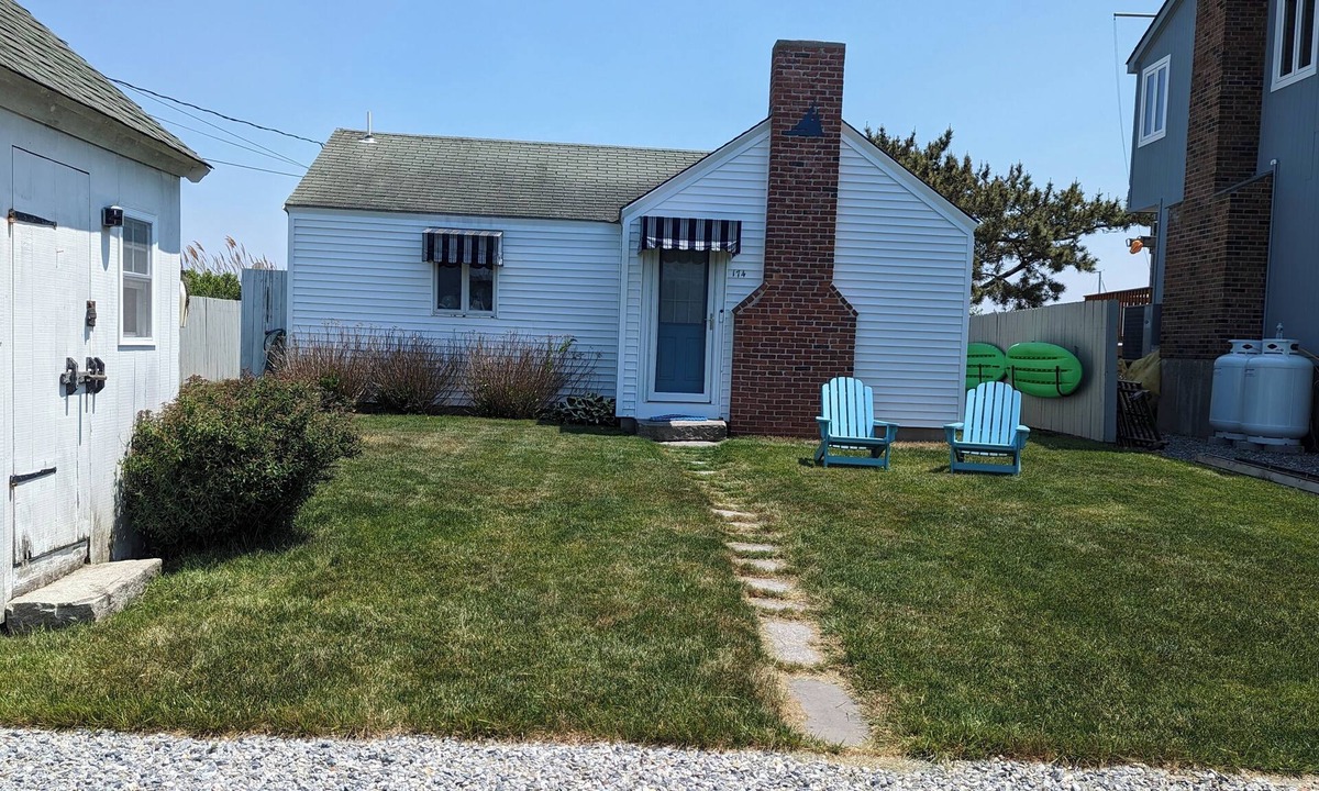 Saybrook Manor Cottage | Charming waterfront cottage in Indiantown Old Saybrook
