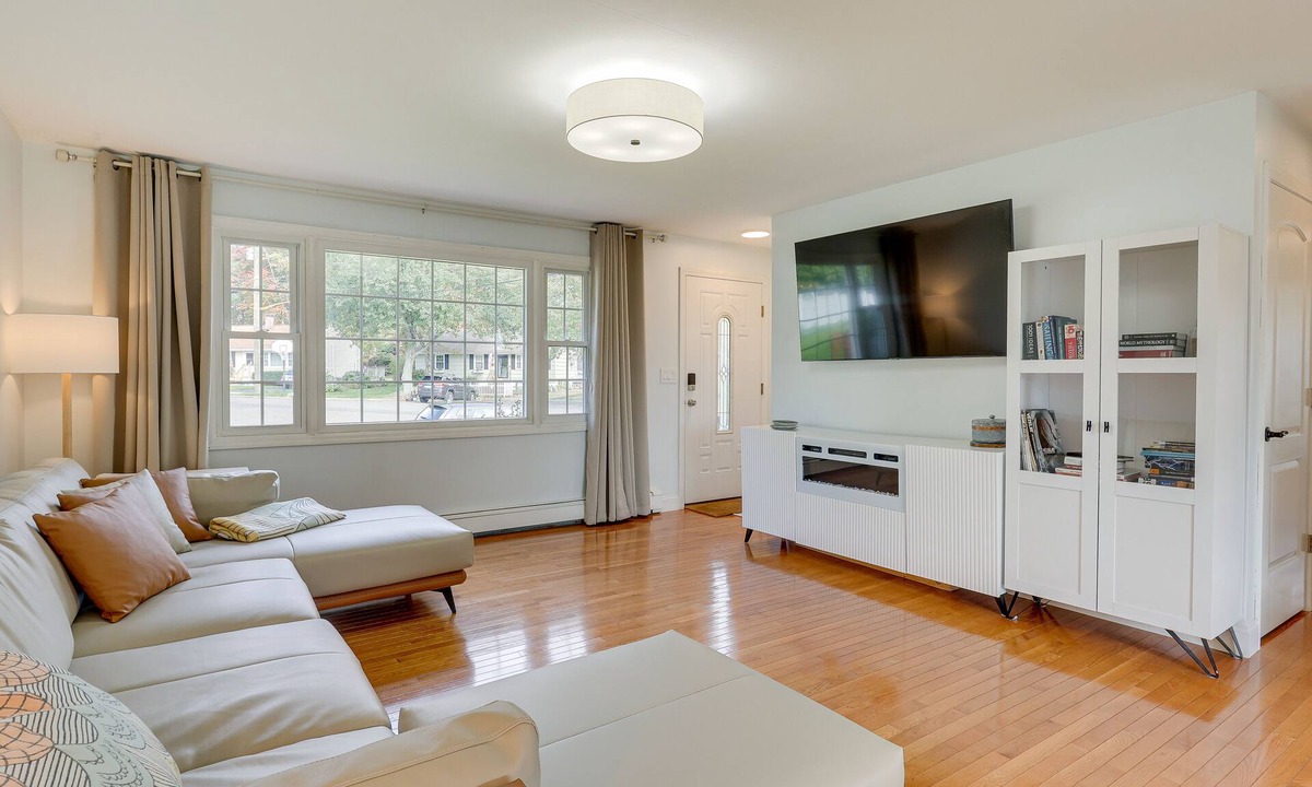 Woodmont House | Charming West Haven Home - Walk to Beach!