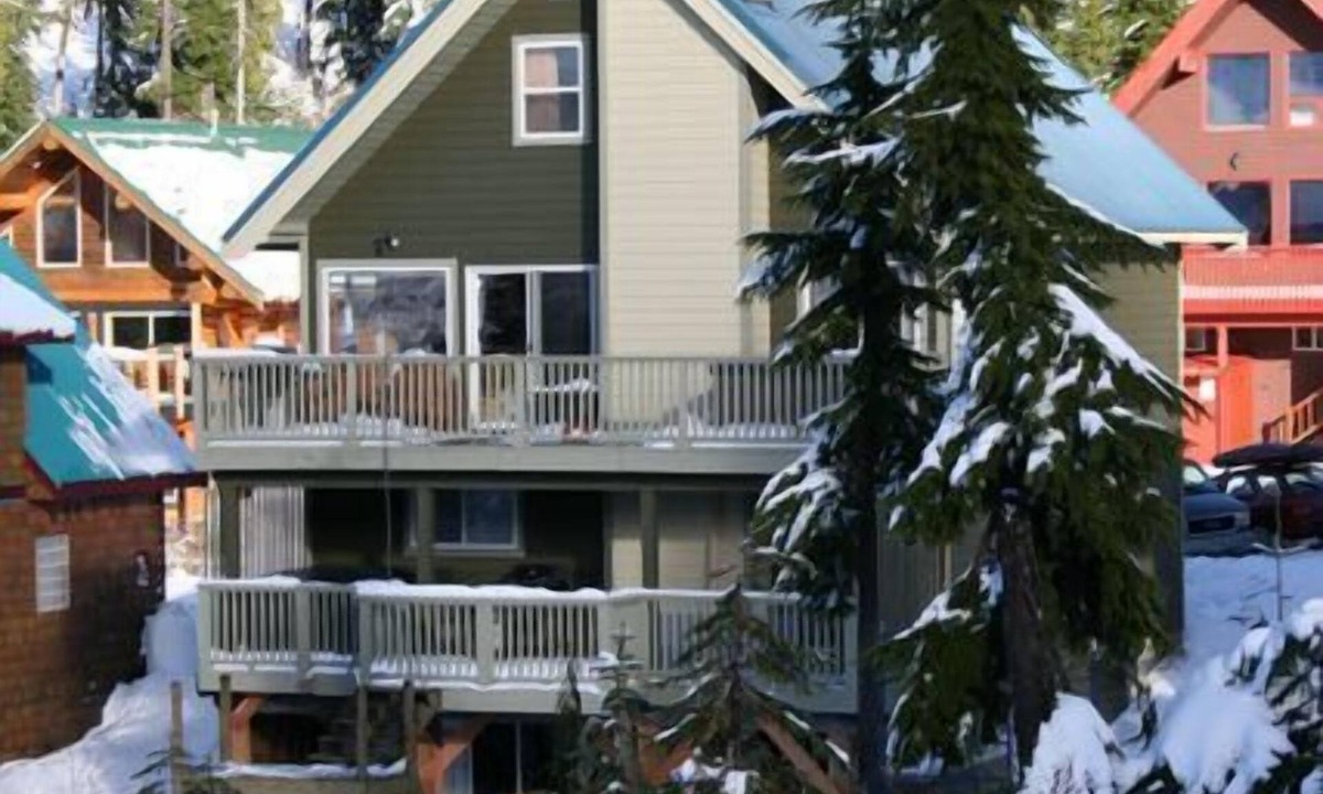 Courtenay Ski Chalet | Chateau Cona - Slopeside, hot-tub and Sauna!