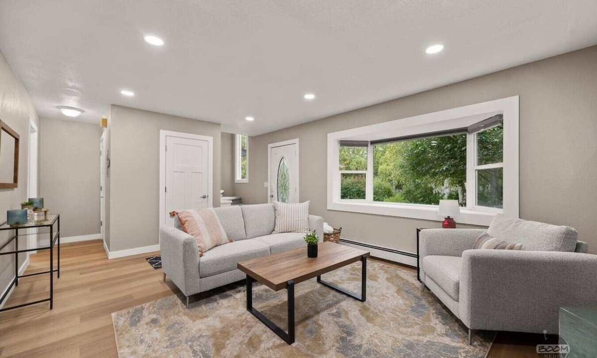 Rogers Park Villa | Cheerful 2 Bedroom Townhouse in the Heart of Town