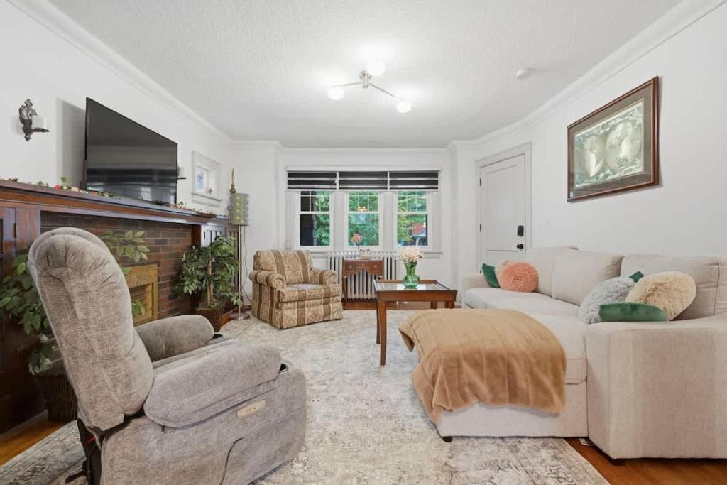 The Beaches House | Chic 2BR With Workspace - 2-Min Walk to Beach
