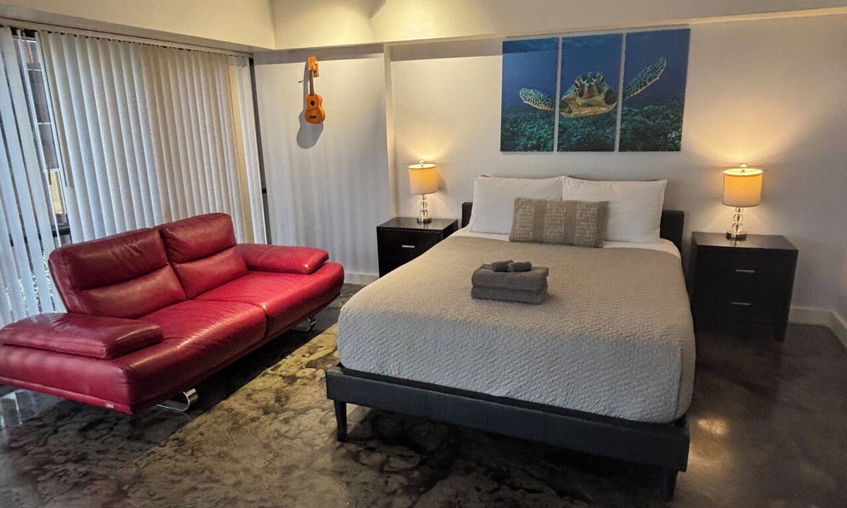 Downtown Honolulu Condo | Chic studio condo with Free Parking & AC in vibrant Downtown Honolulu