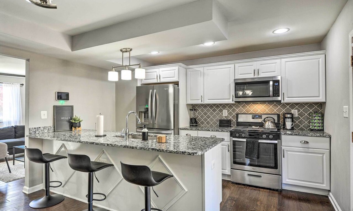 Beechfield Apartment | Chic Townhome w/Deck: 6 Mi to Dtwn Baltimore
