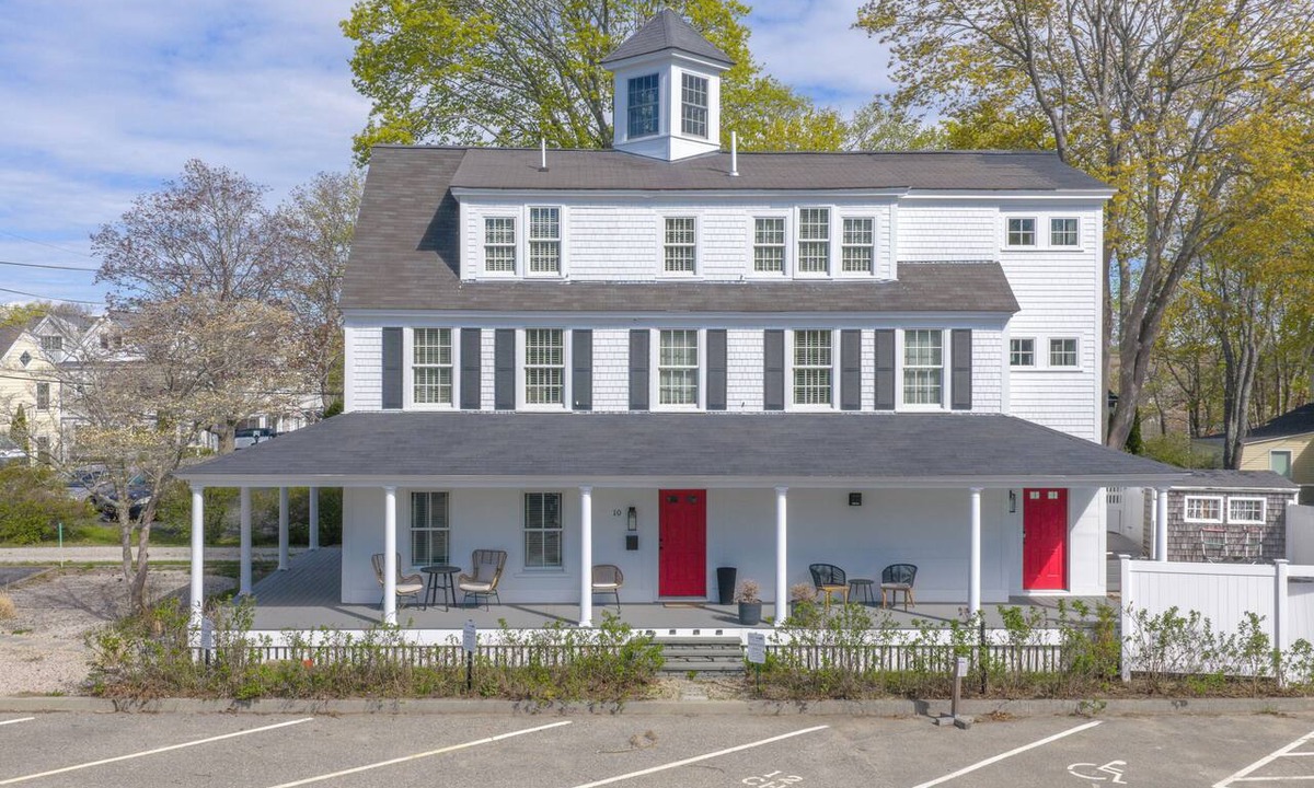 Kennebunk Hotel | Coastal spacious Retreat downtown Kennebunkport village