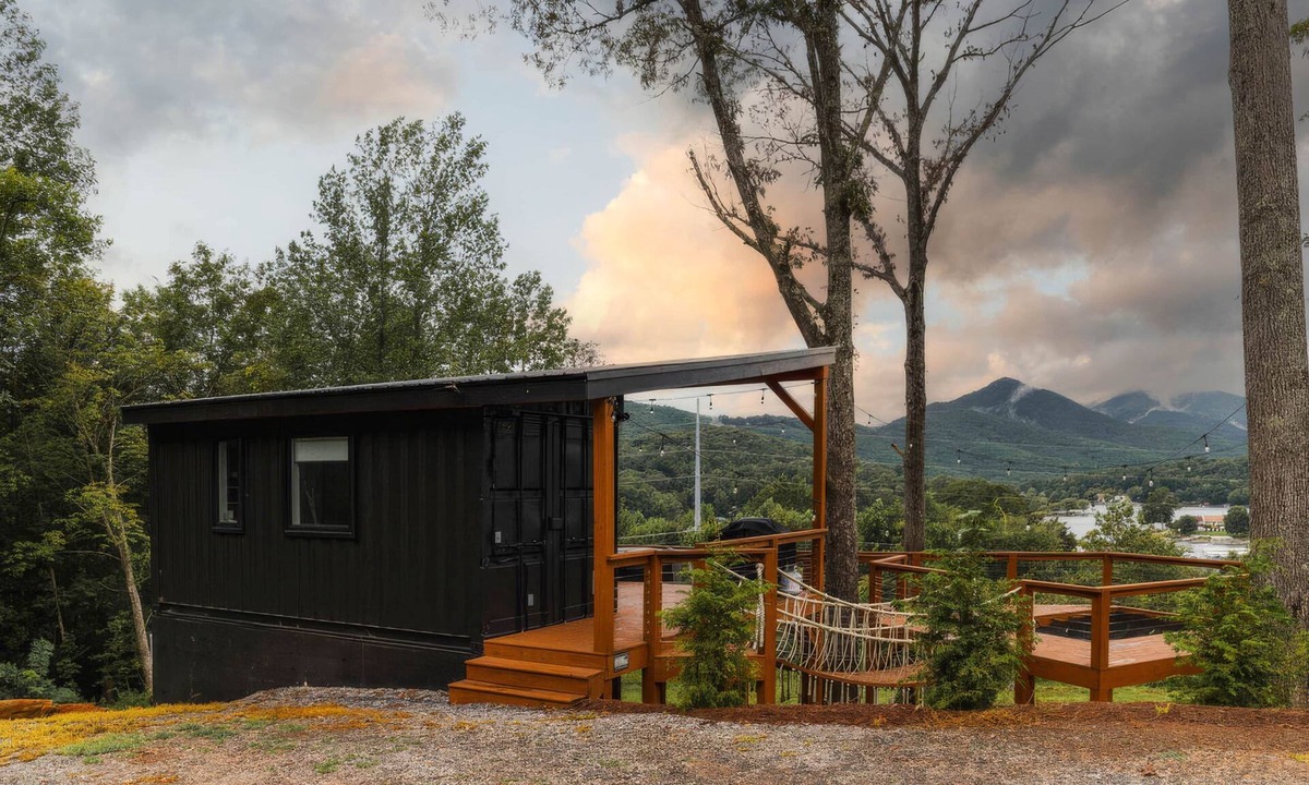 Hiawassee Cabin | Container Treehouse by Hiawassee Glamping