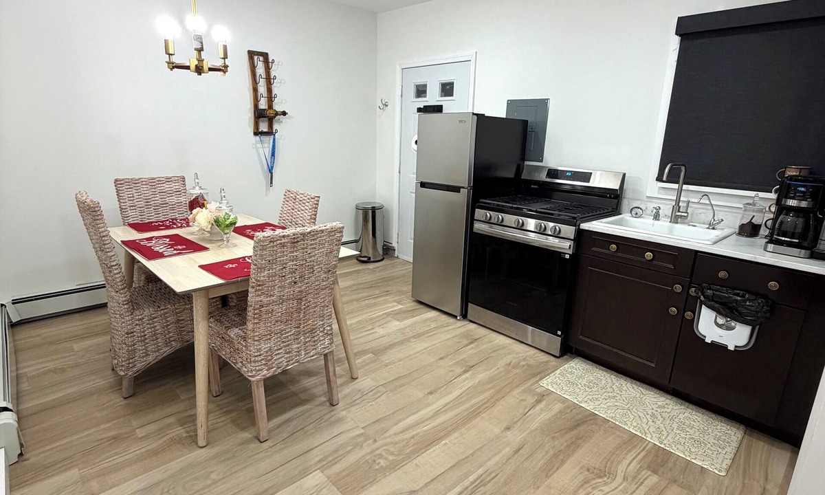 Mastic House | Cozy 1-bedroom cottage in delightful Mastic Beach with AC