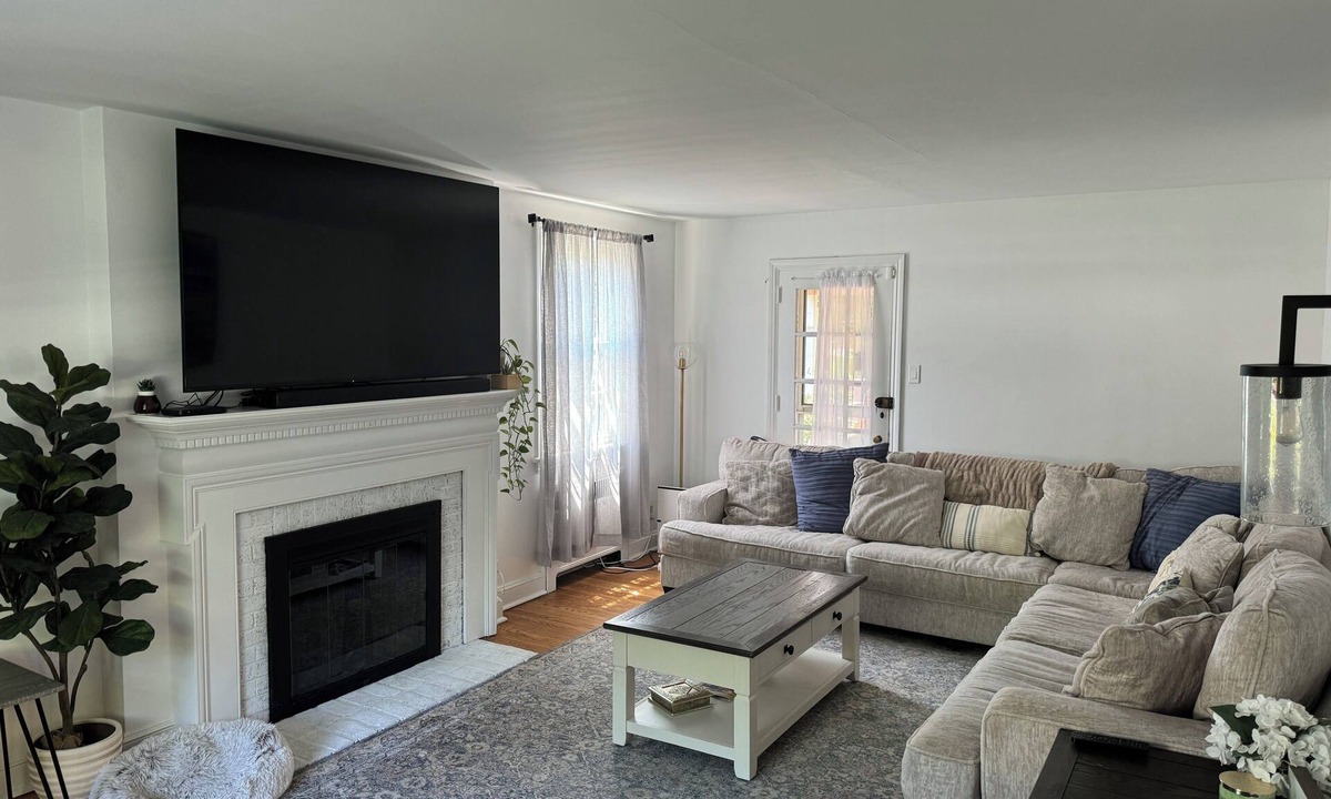 Drexel Hill House | Cozy Colonial Home, king bed, private driveway & entertaining back yard