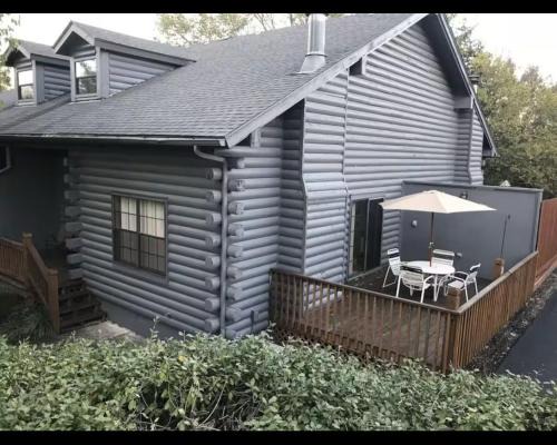Table Rock Apartment | Cozy Rustic Cabin! 3 miles from the strip!