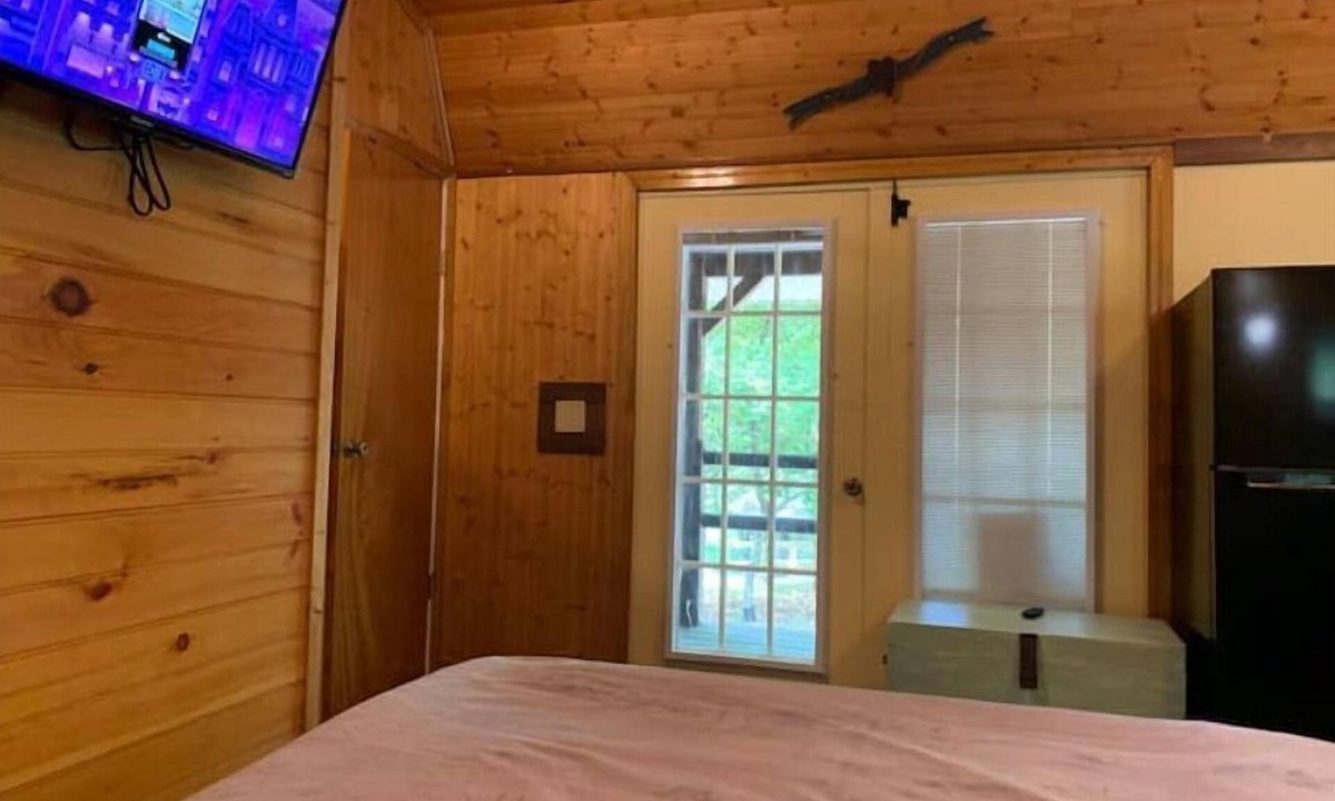 Smoky Mountains Cabin | Cozy rustic cabin, dog-friendly with fire pit