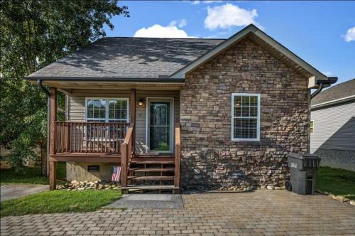 Sevierville House | Creekside Cottage! 3BR-3BA, Every Bedroom with Private Bath!Hot Tub! Pigeon Forge
