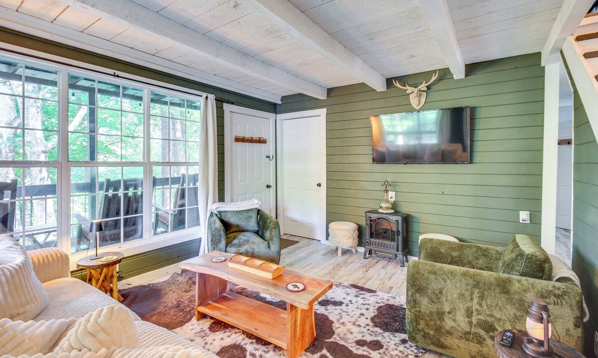 Talking Rock Cottage | Deck & Grill: 'Cozy Cottage' in Talking Rock!