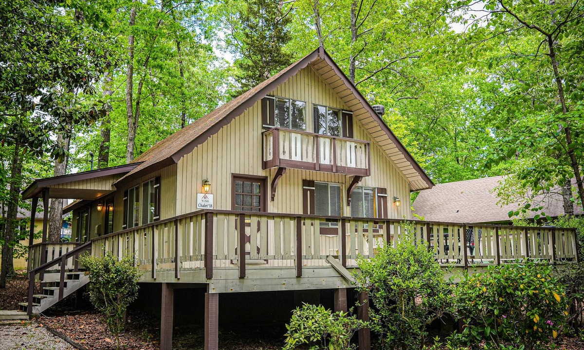 Pine Mountain Cabin | Delightful Pet friendly chalet steps away from Lake Innsbruck