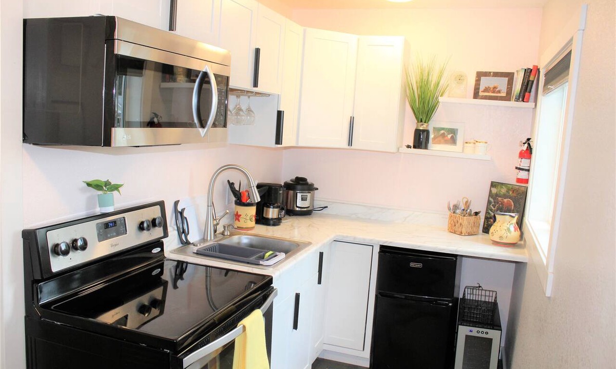 Northeast Anchorage Apartment | Delightfully Modern Studio/Tiny House 💠 D《Car rental Avlble》