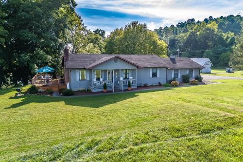 Elizabethton House | Dock! Riverfront Angler's Oasis in Elizabethton