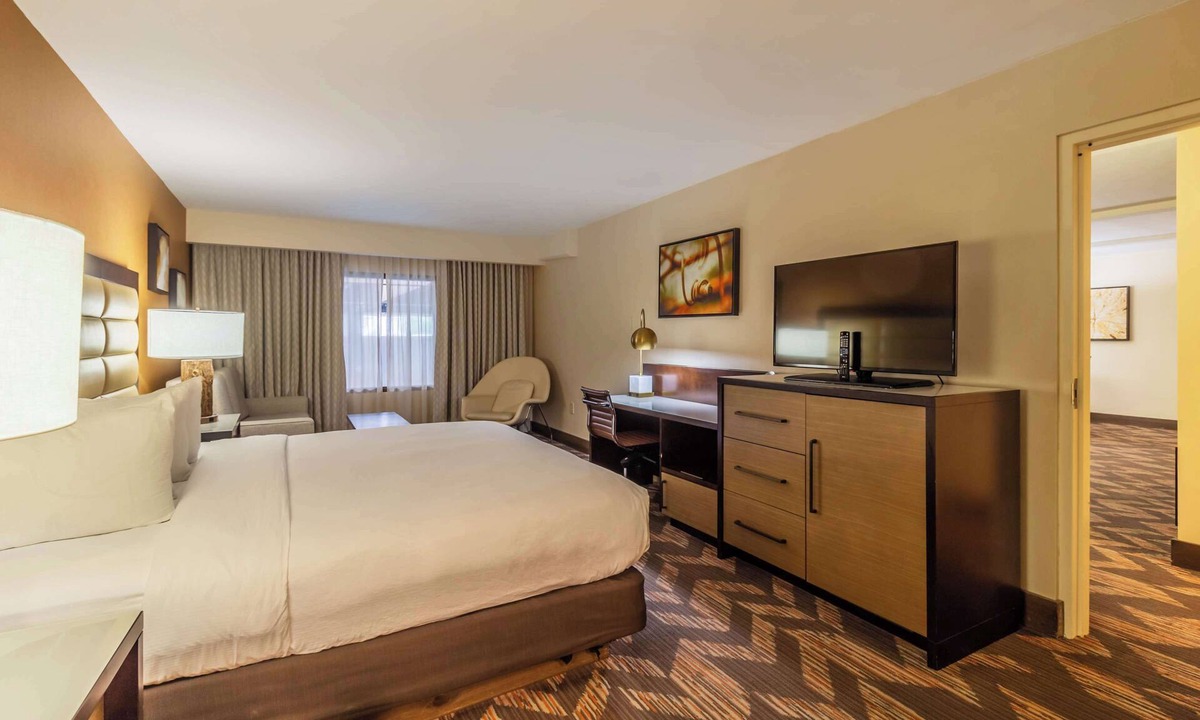 Lawrence Hotel | DoubleTree by Hilton Hotel Lawrence