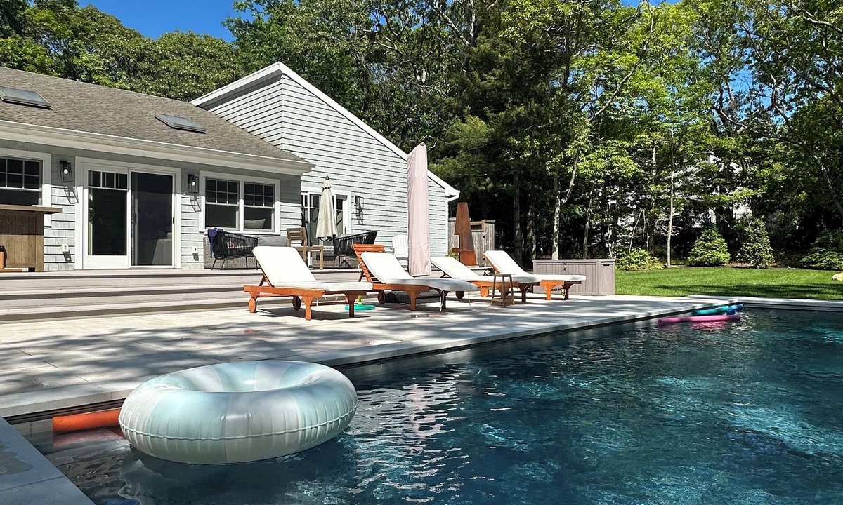 Springs House | E. Hampton Beach House- Walk to Waterfront, Min. to Beaches-New Heated Pool Open