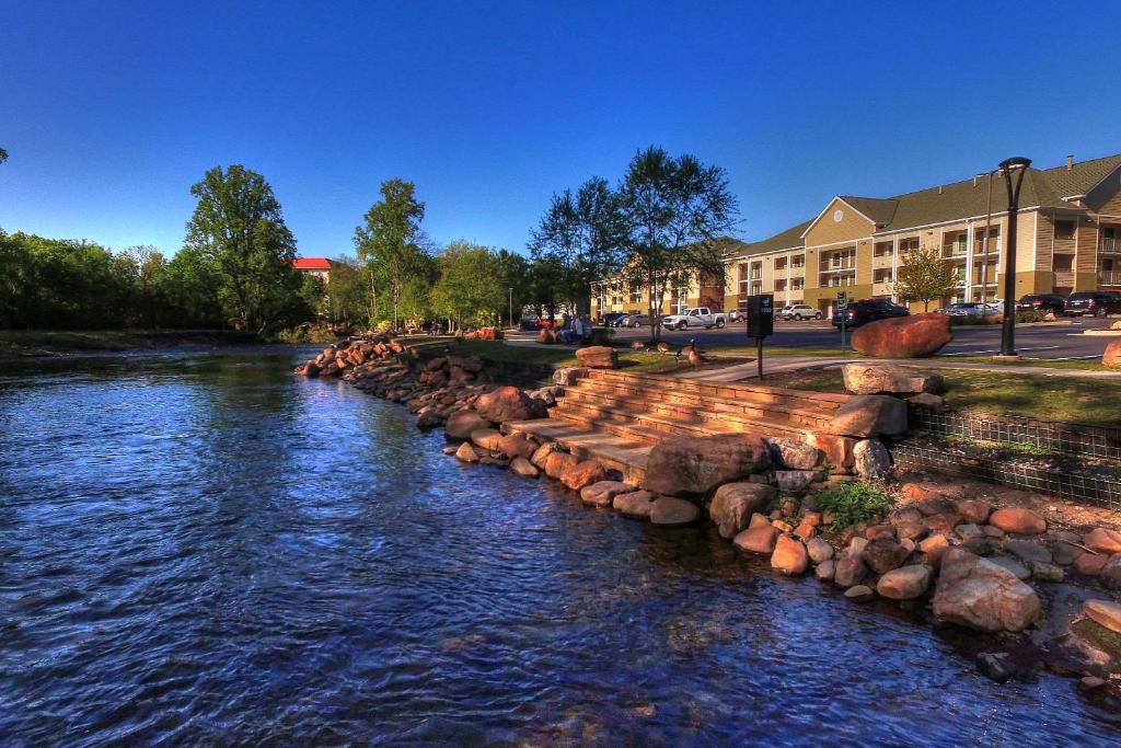 Pigeon Forge Cabin | Econo Lodge Pigeon Forge Riverside