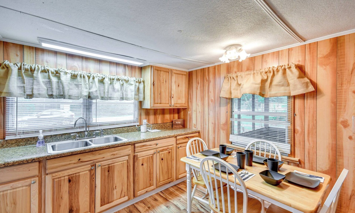 Eufaula Cottage | Eufaula Retreat: Community Pool & Screened Porch!
