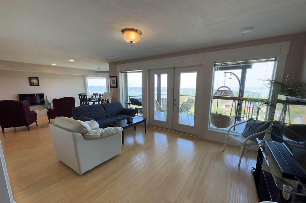 Ladysmith House | Executive ocean view, pet freindly lower suite