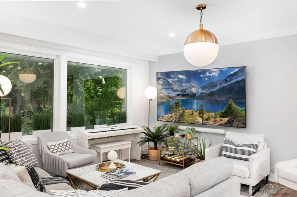 Etobicoke House | Experience Modern Elegance & Connectivity in Our Etobicoke Retreat