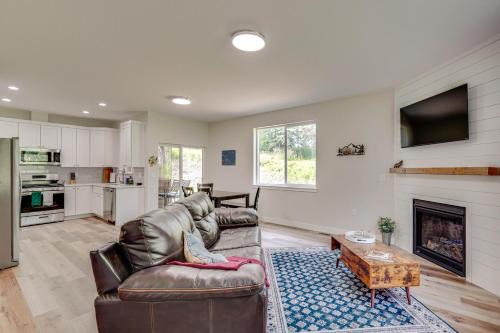 Meadow Lakes House | Explore Alaska’s Playground: Modern Wasilla Escape