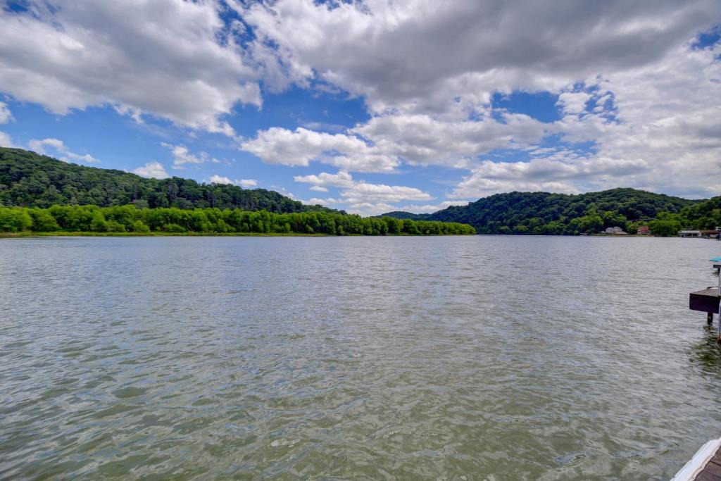 Draper House | Fire Pit & Floating Dock! Claytor Lake Hideout