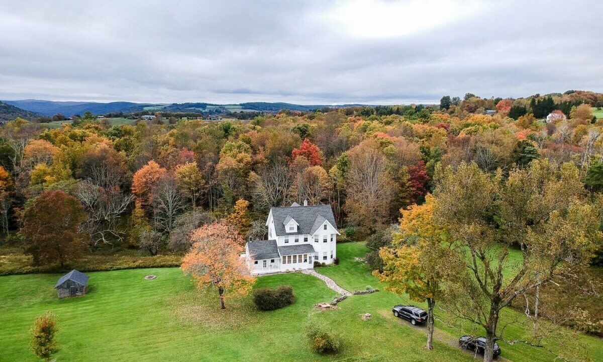 Town of Delaware House | Five Acres Farm - Charm and Seclusion with 5 BR