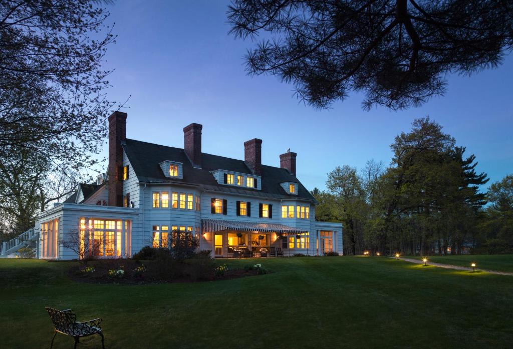 Old Bennington Hotel | Four Chimneys Inn