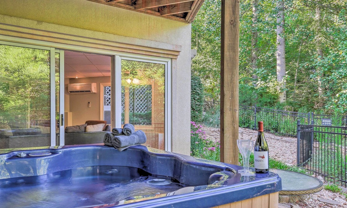 Gainesville House | Gainesville Home w/ Private Dock on Lake Lanier!