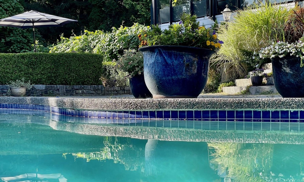 Surrey Apartment | Games Studio Suite + shared Pool & Hot Tub