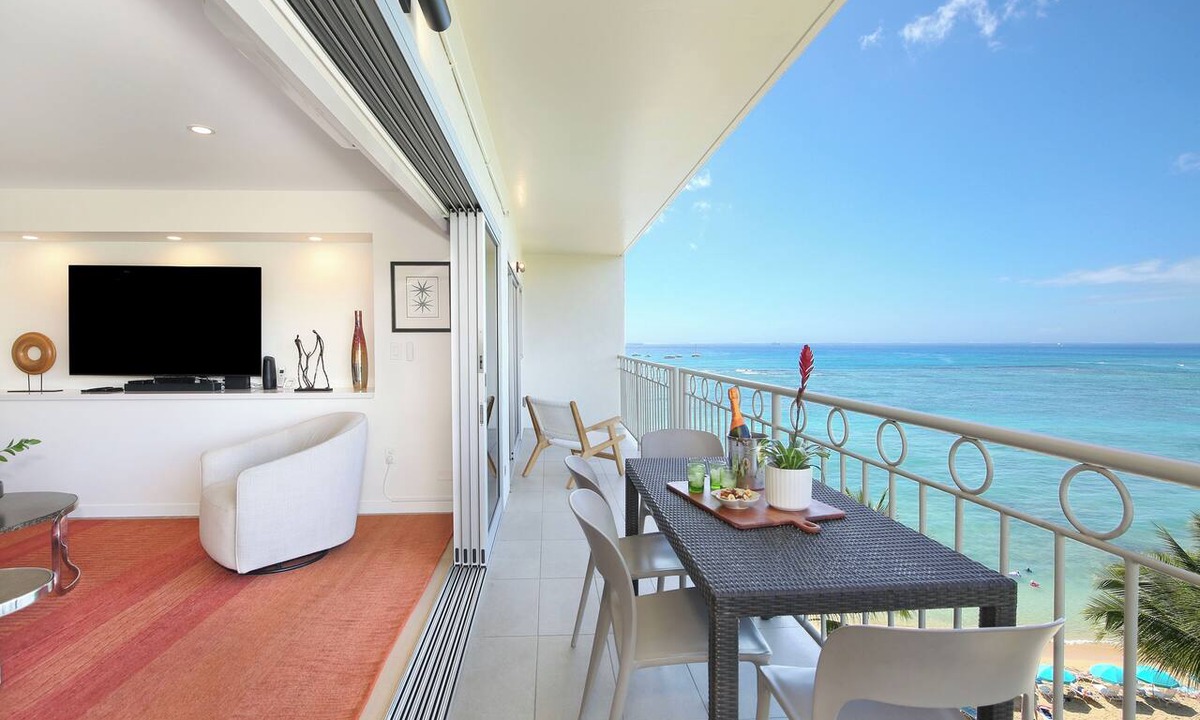 Waikiki Condo | Gorgeous BEACHFRONT Condo with Fabulous Ocean Views! Fully Renovated!