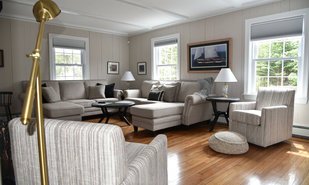 Saunderstown House | Great Saunderstown family friendly cottage short drive to beach.