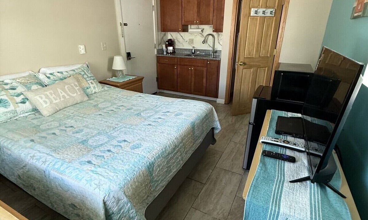 Old Orchard Beach Hotel | Ground Level Queen Studio