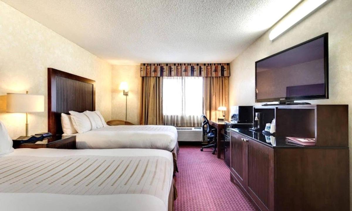Devils Lake Hotel | Group-Friendly Room | Close to Devils Lake | Free Parking & Indoor Pool Access