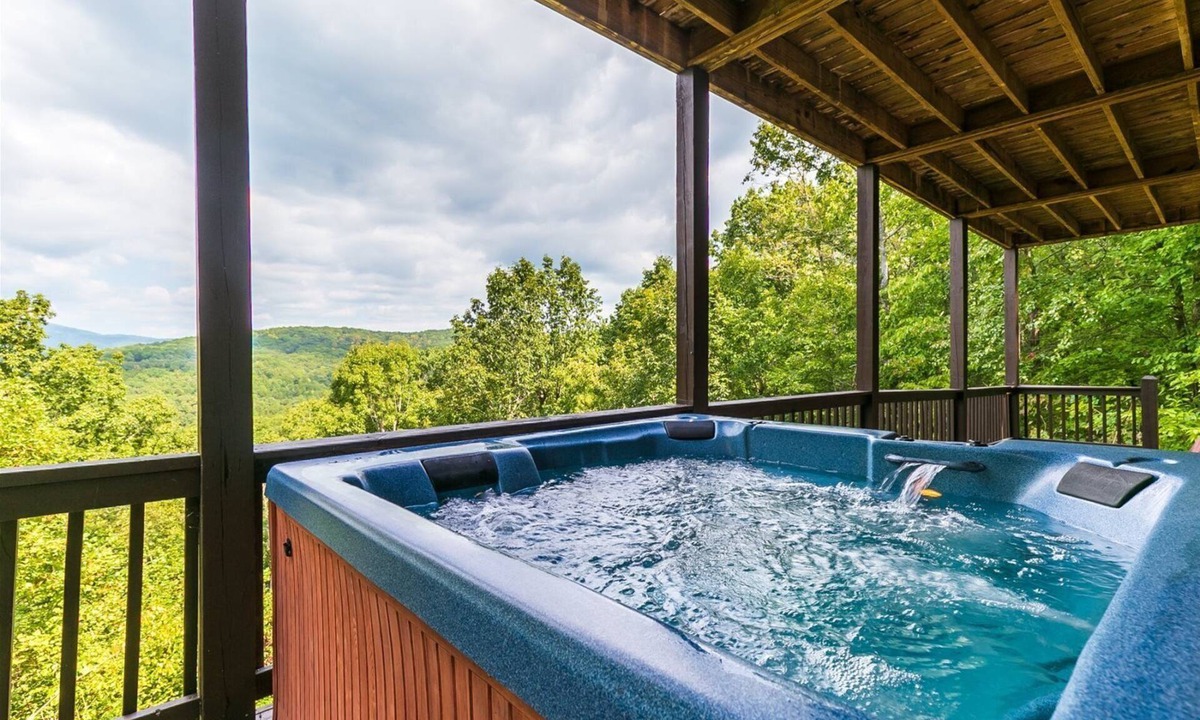 Ridgeline Vistas Cabin | Hawk's Hideaway- Blue Ridge GA