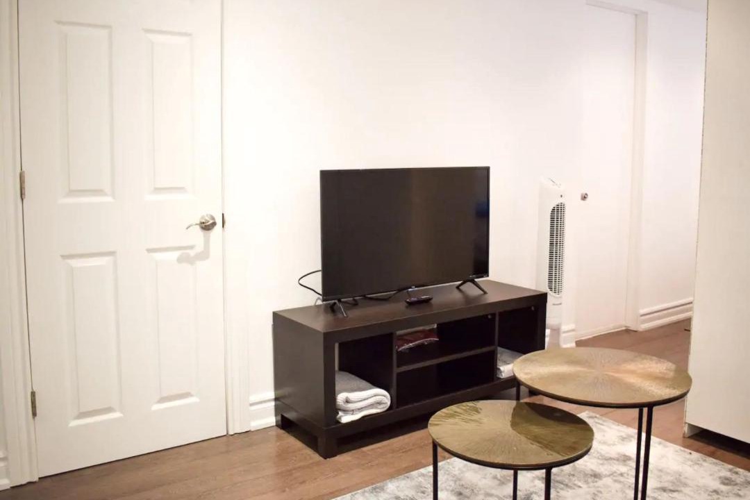 High Park North Apartment | High Park Spacious & Bright Studio