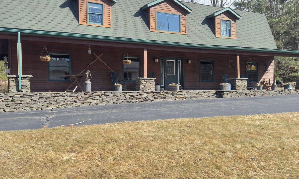 Paupack House | IN-GROUND POOL & FIREPIT, SLEEPS 10, BY LAKE WALLENPAUPACK
