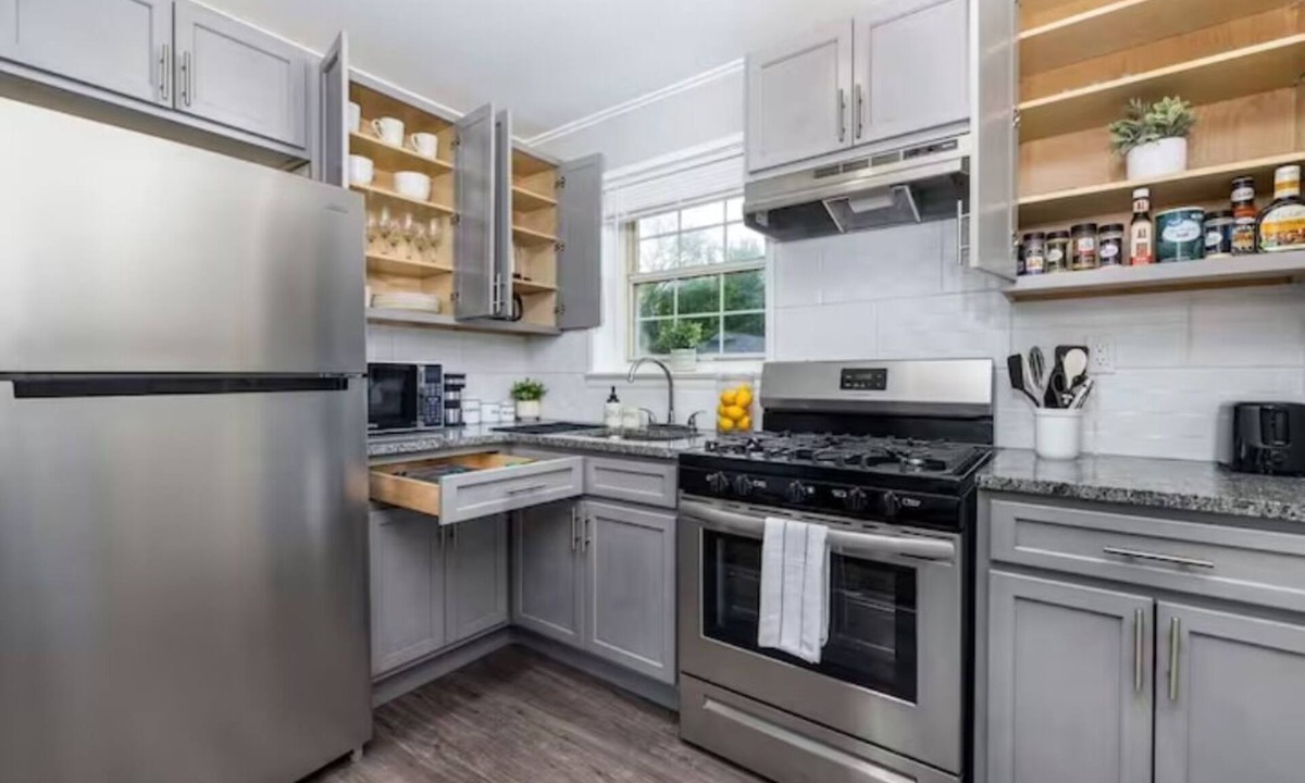 Newington Apartment | King Bed Apt - Fully Furnished w/Max Amenitiesn
