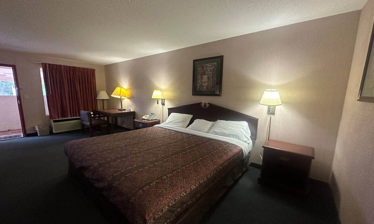 Macon Apartment | King Bed|Smoking|Macon