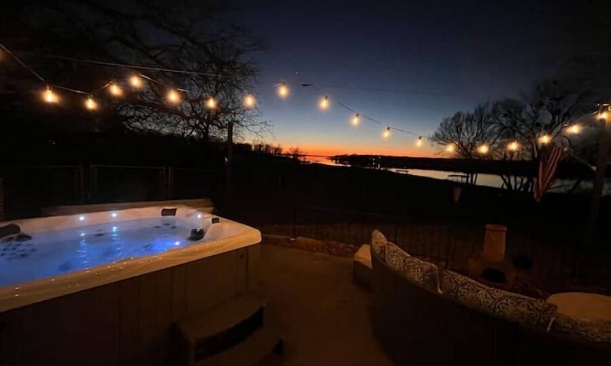 Eufaula House | Lake/Beachfront - Private Boat Dock, Hot Tub