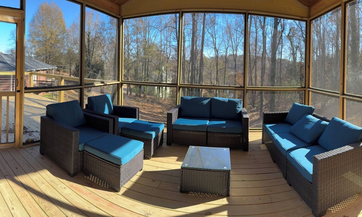 Gainesville House | Lake Lanier Cozy 3BR Retreat, Screened-In Deck + Dock Access - Sleeps 6