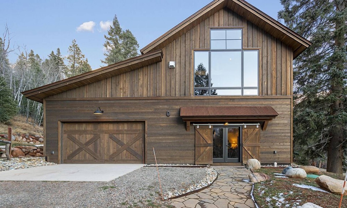 Durango House | Lake Side, Paddleboards, Firepit, Basketball!