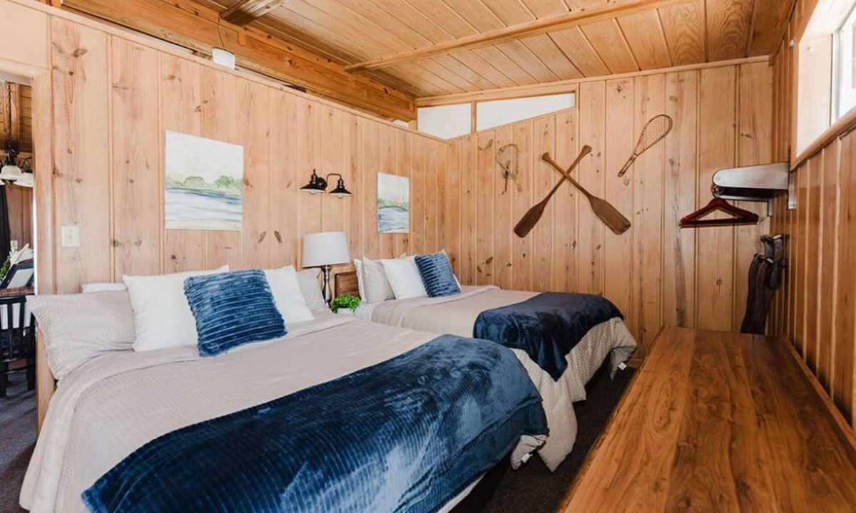Ridgedale Cabin | Lakefront Cabin #7 - Steps from Table Rock Lake at Happy Hollow Resort