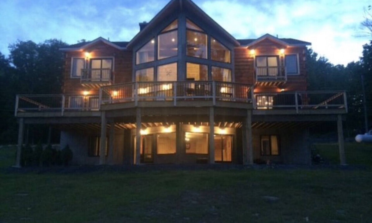 Hunter Cabin | Lakefront Home With Mtn Views, Beach,Steps To Town & Ski
