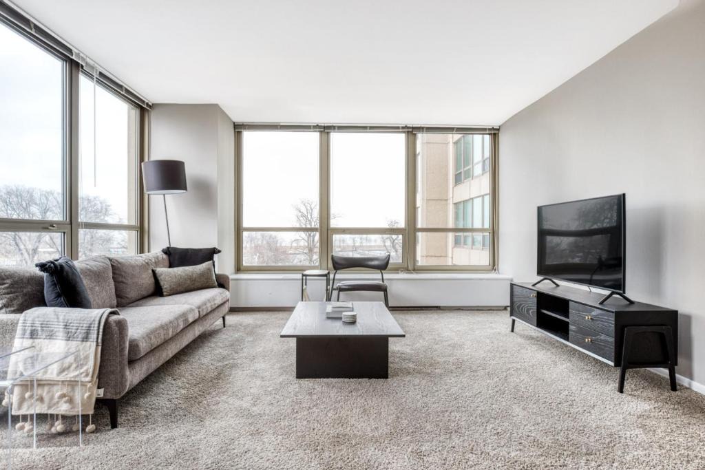 Lake View East Apartment | Lakeview 2BR w Deck Pool Gym nr Lincoln Park CHI-717