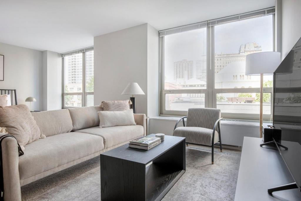 Lake View East Apartment | Lakeview Studio w pool gym nr Lincoln Park CHI-712