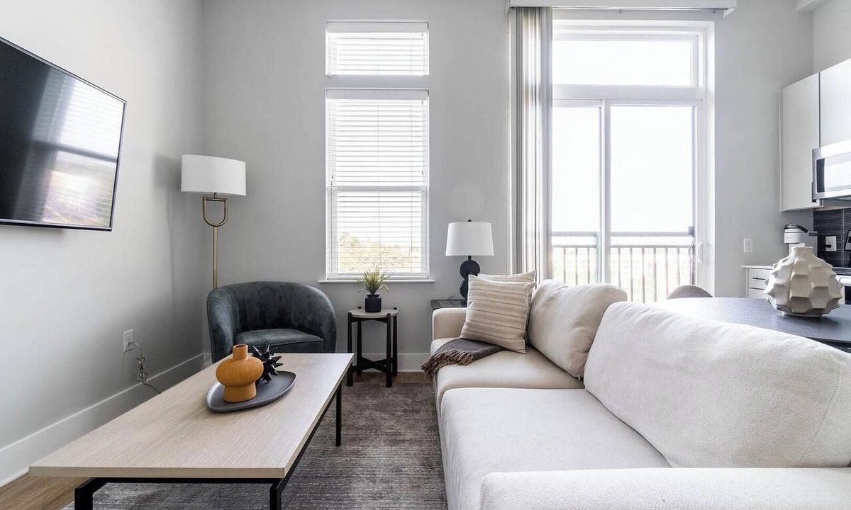 Downtown Apartment | Landing | Chic Studio, Pool, Gym
