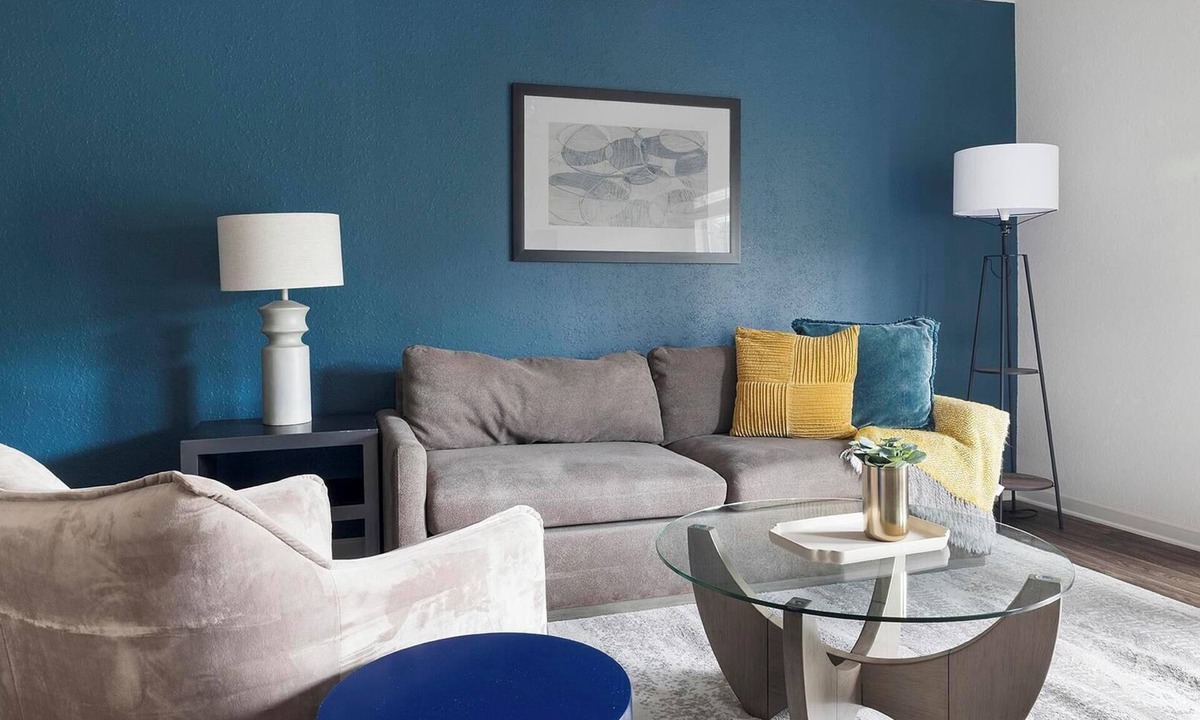 Stockbridge Apartment | Landing | Modern 2BD, Tennis Court, Gym