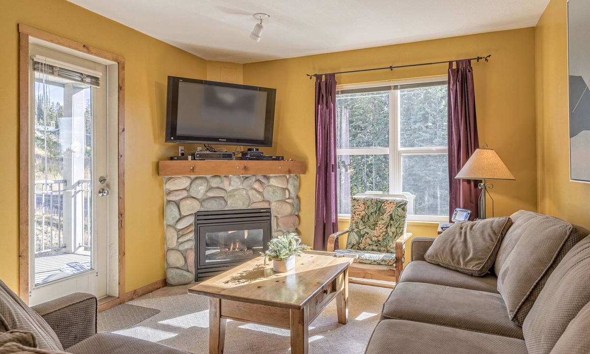 Silver Star Mountain Condo | Large Corner Quiet Top Floor Creekside Condo, fully equipped, on trails