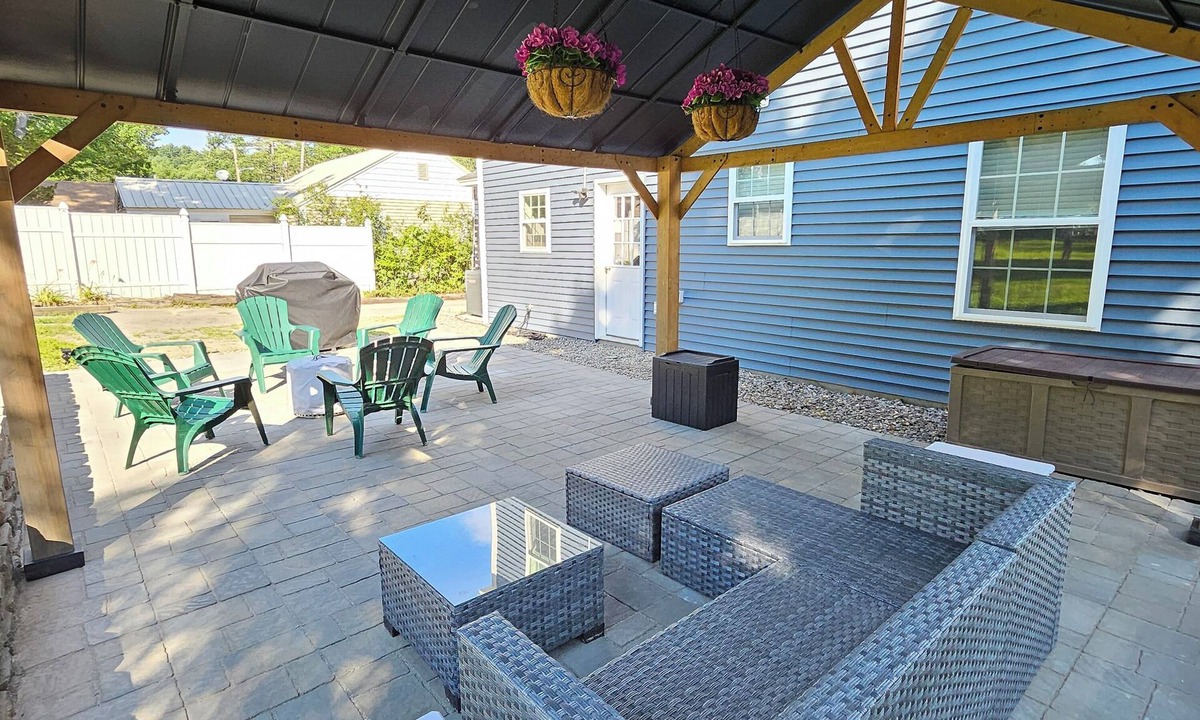 Meredith House | Large Private Yard, 4br home, Walk to town center